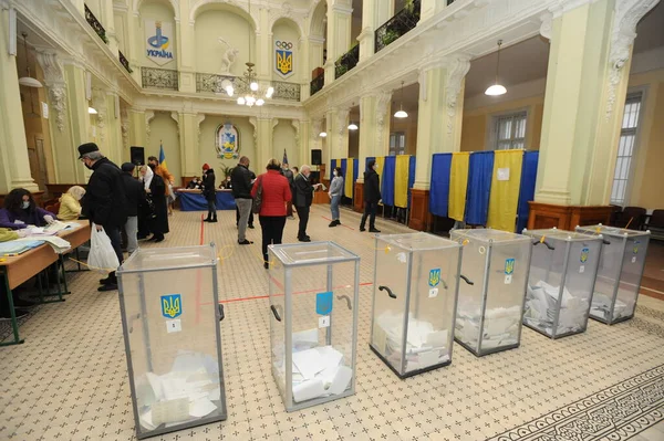 Lviv, Ukrayna, 25 Ekim 2020. 2020 Ukrayna yerel seçimleri. Yerel seçimler sırasında sandık merkezinde insanlar oy kullanıyor. Ekim 2020 'de devam eden Coronavirus COVID-19 salgınının ortasında. Ülkenin dört bir yanındaki Ukraynalılar seçim için sandık başına gitti. 