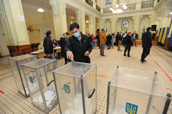 Lwów Ukraina Października 2020 Wybory Samorządowe Ukrainie 2020 Ludzie Głosują — Zdjęcie stockowe