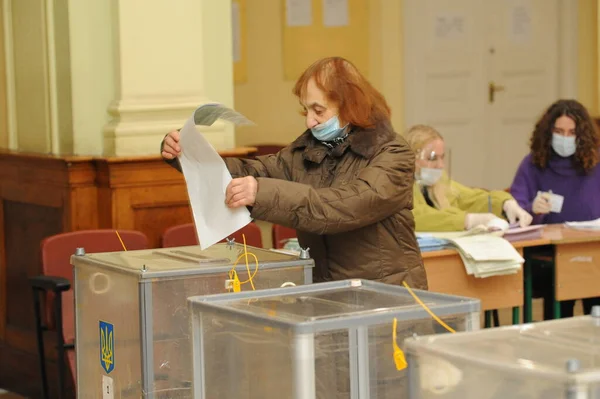 Львов Украина Октября 2020 Местные Выборы Украине 2020 Люди Голосуют — стоковое фото