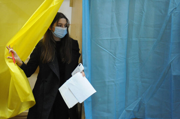 Львов, Украина, 25 октября 2020 г. Местные выборы на Украине 2020. Люди голосуют на избирательных участках во время местных выборов. Октябрь 2020 года на фоне продолжающейся пандемии коронавируса COVID-19. Украинцы по всей стране отправились на избирательные участки. 