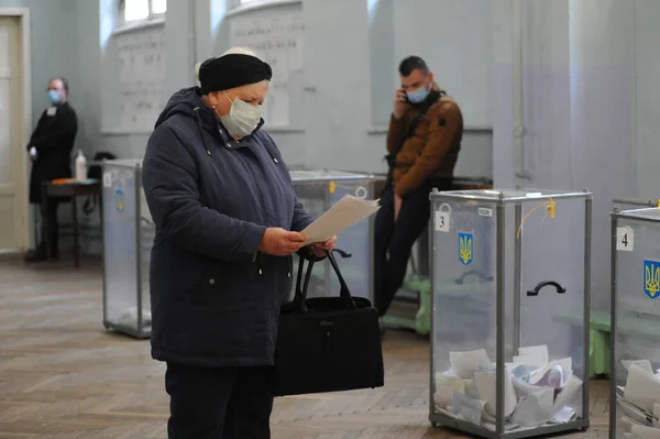 Leopoli Ucraina Ottobre 2020 Ucraina Elezioni Comunali 2020 Gente Vota — Foto Stock