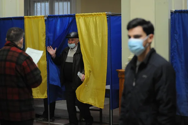 Lviv, Ukrayna, 25 Ekim 2020. 2020 Ukrayna yerel seçimleri. Yerel seçimler sırasında sandıkta oy kullanılıyor. Ekim 2020 'de devam eden Coronavirus COVID-19 pandemiği üzerine. Ukraynalılar yerel seçimler için sandık başına gittiler.. 