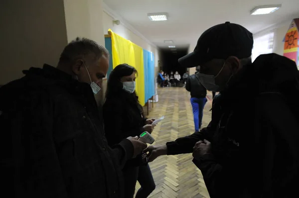 Lwów Ukraina Października 2020 Wybory Samorządowe Ukrainie 2020 Ludzie Głosują — Zdjęcie stockowe