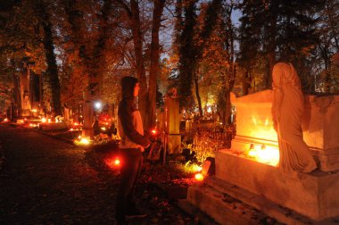 Lviv, Ukrayna, 1 Kasım 2020. Ukraynalılar, Ukrayna 'nın Lviv kentindeki Lychakiv Mezarlığında Azizler Günü' nü kutlamak için 'Lychakiv Mezarlığı için Hafıza Mumları' etkinliği sırasında mum yaktılar. Lychakiv Mezarlığı Avrupa 'daki en eski mezarlıklardan biridir..