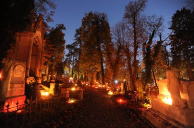 Lviv, Ukrayna, 1 Kasım 2020. Ukraynalılar, Ukrayna 'nın Lviv kentindeki Lychakiv Mezarlığında Azizler Günü' nü kutlamak için 'Lychakiv Mezarlığı için Hafıza Mumları' etkinliği sırasında mum yaktılar. Lychakiv Mezarlığı Avrupa 'daki en eski mezarlıklardan biridir..