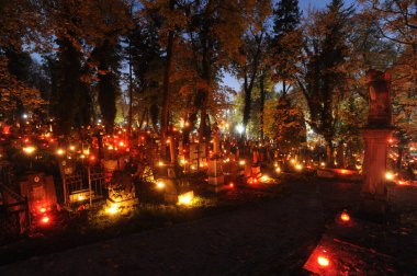 Lviv, Ukrayna, 1 Kasım 2020. Ukraynalılar, Ukrayna 'nın Lviv kentindeki Lychakiv Mezarlığında Azizler Günü' nü kutlamak için 'Lychakiv Mezarlığı için Hafıza Mumları' etkinliği sırasında mum yaktılar. Lychakiv Mezarlığı Avrupa 'daki en eski mezarlıklardan biridir..