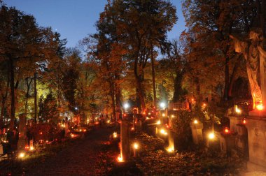Lviv, Ukrayna, 1 Kasım 2020. Ukraynalılar, Ukrayna 'nın Lviv kentindeki Lychakiv Mezarlığında Azizler Günü' nü kutlamak için 'Lychakiv Mezarlığı için Hafıza Mumları' etkinliği sırasında mum yaktılar. Lychakiv Mezarlığı Avrupa 'daki en eski mezarlıklardan biridir..