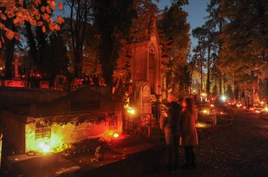 Lviv, Ukrayna, 1 Kasım 2020. Ukraynalılar, Ukrayna 'nın Lviv kentindeki Lychakiv Mezarlığında Azizler Günü' nü kutlamak için 'Lychakiv Mezarlığı için Hafıza Mumları' etkinliği sırasında mum yaktılar. Lychakiv Mezarlığı Avrupa 'daki en eski mezarlıklardan biridir..