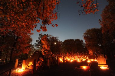 Lviv, Ukrayna, 1 Kasım 2020. Ukraynalılar, Ukrayna 'nın Lviv kentindeki Lychakiv Mezarlığında Azizler Günü' nü kutlamak için 'Lychakiv Mezarlığı için Hafıza Mumları' etkinliği sırasında mum yaktılar. Lychakiv Mezarlığı Avrupa 'daki en eski mezarlıklardan biridir..