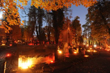 Lviv, Ukrayna, 1 Kasım 2020. Ukraynalılar, Ukrayna 'nın Lviv kentindeki Lychakiv Mezarlığında Azizler Günü' nü kutlamak için 'Lychakiv Mezarlığı için Hafıza Mumları' etkinliği sırasında mum yaktılar. Lychakiv Mezarlığı Avrupa 'daki en eski mezarlıklardan biridir..