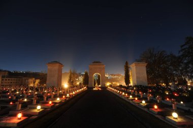 Lviv, Ukrayna, 1 Kasım 2020. Ukraynalılar, Ukrayna 'nın Lviv kentindeki Lychakiv Mezarlığında Azizler Günü' nü kutlamak için 'Lychakiv Mezarlığı için Hafıza Mumları' etkinliği sırasında mum yaktılar. Lychakiv Mezarlığı Avrupa 'daki en eski mezarlıklardan biridir..