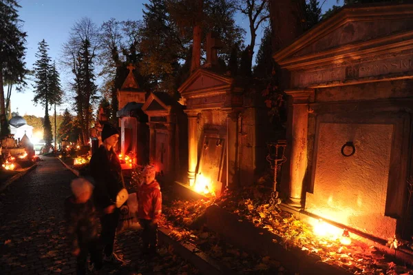 Lviv, Ukrayna, 1 Kasım 2020. Ukraynalılar, Ukrayna 'nın Lviv kentindeki Lychakiv Mezarlığında Azizler Günü' nü kutlamak için 'Lychakiv Mezarlığı için Hafıza Mumları' etkinliği sırasında mum yaktılar. Lychakiv Mezarlığı Avrupa 'daki en eski mezarlıklardan biridir..