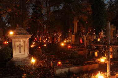 Lviv, Ukrayna, 1 Kasım 2020. Ukraynalılar, Ukrayna 'nın Lviv kentindeki Lychakiv Mezarlığında Azizler Günü' nü kutlamak için 'Lychakiv Mezarlığı için Hafıza Mumları' etkinliği sırasında mum yaktılar. Lychakiv Mezarlığı Avrupa 'daki en eski mezarlıklardan biridir..
