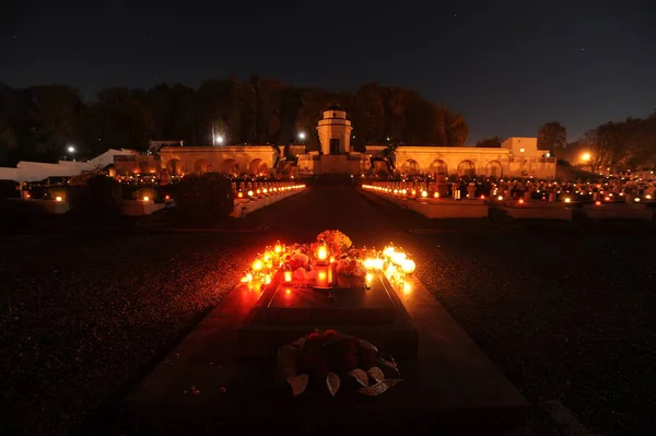 Lvov Ukrajina Listopadu2020 Ukrajinci Zapalují Svíčky Během Paměťové Svíčky Hřbitov — Stock fotografie
