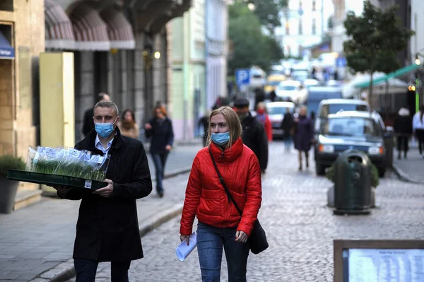 Leopoli Ucraina Novembre 2020 Persone Maschera Come Misura Preventiva Passeggiate — Foto Stock
