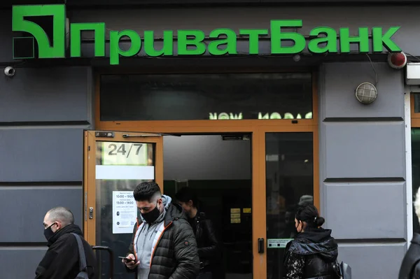Lviv, Ukrayna, 4 Kasım 2020. Önleyici tedbir olarak maske takan insanlar Privatbank 'tan çıkıyor. Ukrayna' nın en büyük ulusal bankası..