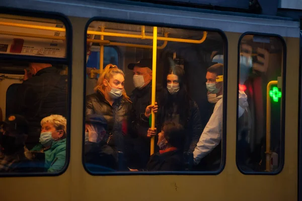 Lviv Ucrânia Novembro 2020 Pessoas Vestindo Máscaras Como Medida Preventiva — Fotografia de Stock