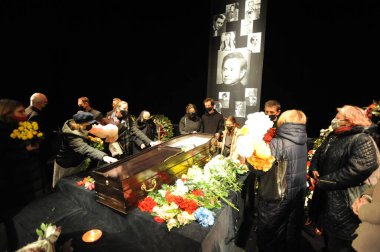 Lviv, Ukrayna, 23 Kasım 2020. İnsanlar bir veda töreninde tiyatro yönetmeni Roman Viktyuk 'a son saygılarını sunarlar. 84 yaşındaki Roman Viktyuk, 17 Kasım 'da Moskova' da koronavirüs hastalığının komplikasyonları sonucu hayatını kaybetti..