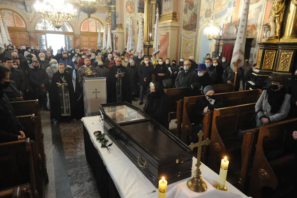 ウクライナ リヴィウ2020年11月23日 人々は最後の敬意を払う劇場のディレクター ローマのヴィクティーク お別れの儀式中に ローマのViktyuk 84は 11月の17でモスクワでコロナウイルス病の合併症で死亡しました — ストック写真