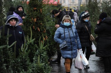 Lviv, Ukrayna, 23 Aralık 2020. İnsanlar Lviv 'deki Noel ağacı pazarında Noel ağacı satıyor..