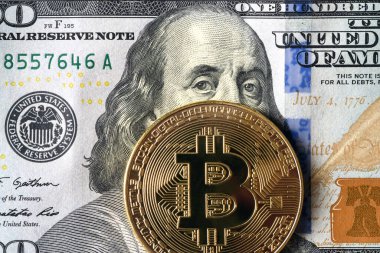 Bu fotoğraf illüstrasyonunda, Bitcoin şifreleme hatıra paraları ABD doları üzerinde.