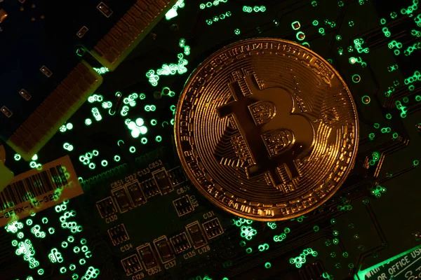 Bu fotoğraf illüstrasyonunda, devre kartındaki Bitcoin şifreleme hatıra paraları.