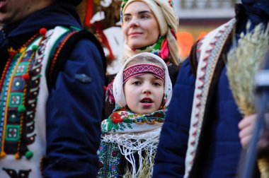Lviv, Ukrayna 6 Ocak 2021. Ukraynalılar Beytüllahim 'in süslü yıldızlarını ve buğday demetlerini taşırken Noel şarkıları söylüyorlar. Eski Julian takvimine göre Ukraynalı inananlar Ortodoks Noel Gününü 07 Ocak 'ta kutladılar.