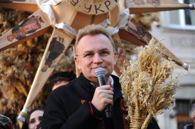 Lviv, Ukrayna 6 Ocak 2021 Lviv Belediye Başkanı Andriy Sadovyi Noel kutlamaları sırasında. Eski Julian takvimine göre Ukraynalı inananlar Ortodoks Noel Gününü 07 Ocak 'ta kutladılar.