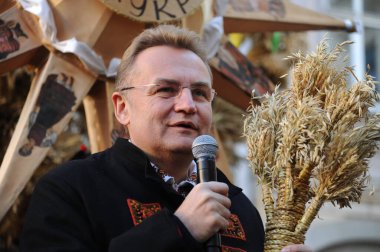 Lviv, Ukrayna 6 Ocak 2021 Lviv Belediye Başkanı Andriy Sadovyi Noel kutlamaları sırasında. Eski Julian takvimine göre Ukraynalı inananlar Ortodoks Noel Gününü 07 Ocak 'ta kutladılar.