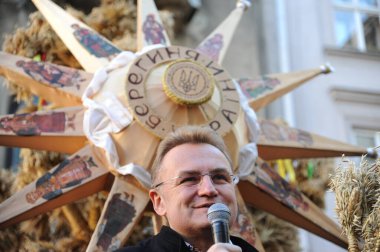 Lviv, Ukrayna 6 Ocak 2021 Lviv Belediye Başkanı Andriy Sadovyi Noel kutlamaları sırasında. Eski Julian takvimine göre Ukraynalı inananlar Ortodoks Noel Gününü 07 Ocak 'ta kutladılar.