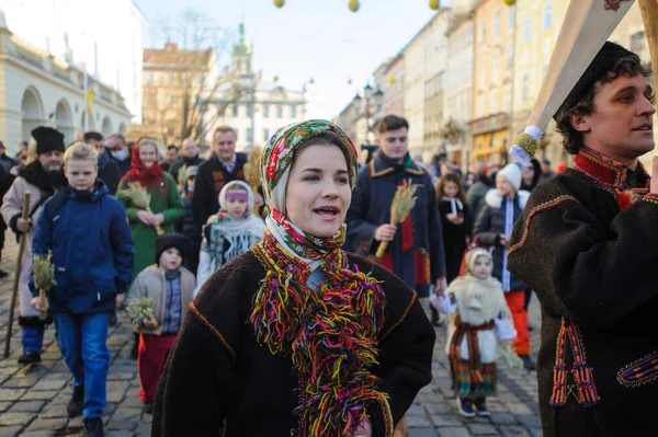 Lvov Ukrajina Ledna2021 Ukrajinci Zpívají Vánoční Koledy Nesou Zdobené Hvězdy — Stock fotografie