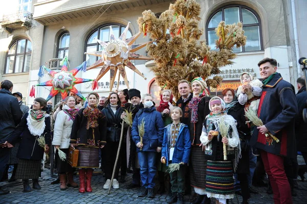 Lviv Ucrania Enero 2021 Los Ucranianos Cantan Villancicos Mientras Llevan — Foto de Stock