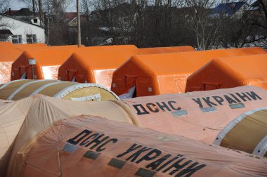 24 Şubat 2021. Bohorodchany, Ukrayna. Merkez Bölge Hastanesi 'nin bölgesinde Ukrayna Devlet Acil Servisi, Coronavirus hastalarına tıbbi bakım sağlayabilecek 120 yataklı bir mobil hastane kurdu..