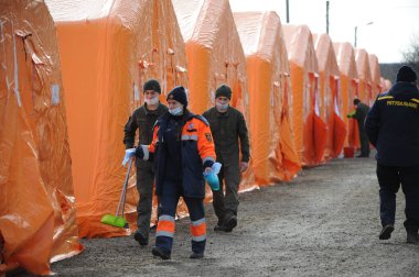 24 Şubat 2021. Bohorodchany, Ukrayna. Merkez Bölge Hastanesi 'nin bölgesinde Ukrayna Devlet Acil Servisi, Coronavirus hastalarına tıbbi bakım sağlayabilecek 120 yataklı bir mobil hastane kurdu..