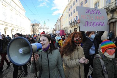 8 Mart 2021. Lviv, Ukrayna. Uluslararası Kadınlar Günü 'nde Lviv şehir merkezinde ve Lviv şehir konseyi (Ratusha) yakınlarında çeşitli feminist grupların düzenlediği gösteride kadın hakları ve bakıcılar için daha iyi koşullar için protesto.