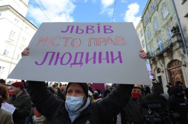 8 Mart 2021. Lviv, Ukrayna. Uluslararası Kadınlar Günü 'nde Lviv şehir merkezinde ve Lviv şehir konseyi (Ratusha) yakınlarında çeşitli feminist grupların düzenlediği gösteride kadın hakları ve bakıcılar için daha iyi koşullar için protesto.