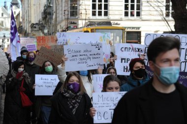 8 Mart 2021. Lviv, Ukrayna. Uluslararası Kadınlar Günü 'nde Lviv şehir merkezinde ve Lviv şehir konseyi (Ratusha) yakınlarında çeşitli feminist grupların düzenlediği gösteride kadın hakları ve bakıcılar için daha iyi koşullar için protesto.