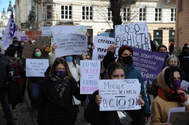 8 Mart 2021. Lviv, Ukrayna. Uluslararası Kadınlar Günü 'nde Lviv şehir merkezinde ve Lviv şehir konseyi (Ratusha) yakınlarında çeşitli feminist grupların düzenlediği gösteride kadın hakları ve bakıcılar için daha iyi koşullar için protesto.