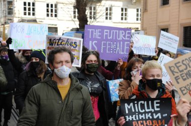 8 Mart 2021. Lviv, Ukrayna. Uluslararası Kadınlar Günü 'nde Lviv şehir merkezinde ve Lviv şehir konseyi (Ratusha) yakınlarında çeşitli feminist grupların düzenlediği gösteride kadın hakları ve bakıcılar için daha iyi koşullar için protesto.
