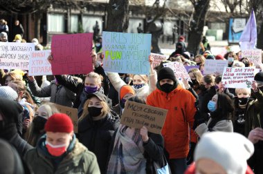 8 Mart 2021. Lviv, Ukrayna. Uluslararası Kadınlar Günü 'nde Lviv şehir merkezinde ve Lviv şehir konseyi (Ratusha) yakınlarında çeşitli feminist grupların düzenlediği gösteride kadın hakları ve bakıcılar için daha iyi koşullar için protesto.