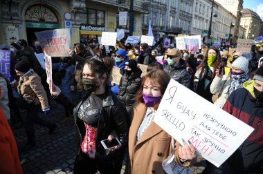 8 Mart 2021. Lviv, Ukrayna. Uluslararası Kadınlar Günü 'nde Lviv şehir merkezinde ve Lviv şehir konseyi (Ratusha) yakınlarında çeşitli feminist grupların düzenlediği gösteride kadın hakları ve bakıcılar için daha iyi koşullar için protesto.