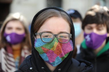 8 Mart 2021. Lviv, Ukrayna. Uluslararası Kadınlar Günü 'nde Lviv şehir merkezinde ve Lviv şehir konseyi (Ratusha) yakınlarında çeşitli feminist grupların düzenlediği gösteride kadın hakları ve bakıcılar için daha iyi koşullar için protesto.