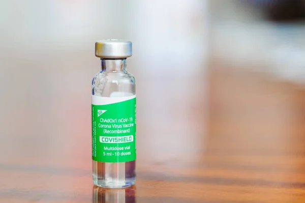 18 Mart 2021. Lviv, Ukrayna. Hastanede görülen bir şişe AstraZeneca (Covishield) aşısı