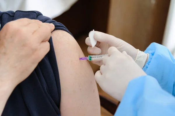 18 Mart 2021. Lviv, Ukrayna. Bir sağlık çalışanı hastanede AstraZeneca (Kovishield) aşısı vurulur.