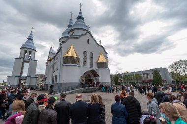Lviv, Ukrayna, 1 Mayıs 2021. Tüm dünyadaki Hıristiyanlar İsa 'nın dirilişini ve Hıristiyan inancının temellerini kutlamak için Paskalya' yı kutluyorlar..