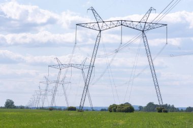 Batı Ukrayna 'daki elektrik hatlarının görüntüsü, elektrik iletimleri.