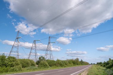Batı Ukrayna 'daki elektrik hatlarının görüntüsü, elektrik iletimleri.