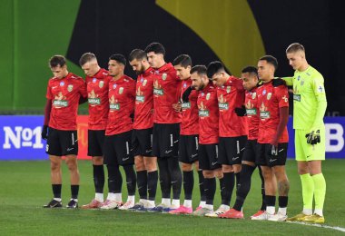 Zhytomyr, Ukrayna 13 Aralık 2025. FC Karpaty oyuncuları, FC Polissya Zhytomyr ile FC Karpaty Lviv arasındaki Ukrayna Premier Ligi karşılaşmasından önce sıraya girdiler.