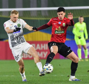 Zhytomyr, Ukrayna 13 Aralık 2025. Karpaty 'den Jean Pedroso, Polissya' dan Mykola Gayduchyk 'e karşı Ukrayna Premier Ligi FC Polissya Zhytomyr ve FC Karpaty Lviv arasındaki maçta