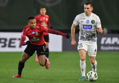 Zhytomyr, Ukrayna 13 Aralık 2025. Karpaty 'den Paulo Vitor, Polissya' dan Bogdan Mykhaylichenko 'ya karşı Ukrayna Premier Ligi FC Polissya Zhytomyr ve FC Karpaty Lviv arasındaki maçta karşı karşıya geldi.